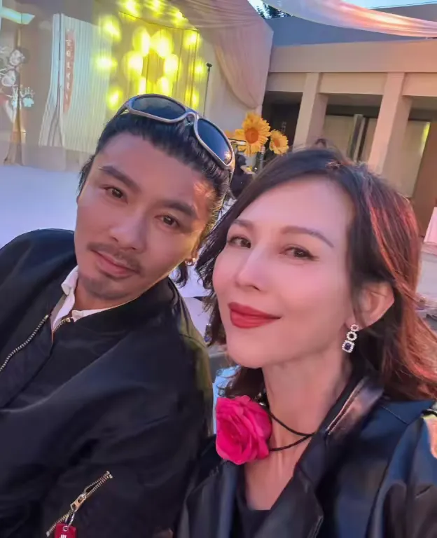 吵架半夜拖箱子离家，丈夫不挽留只问一句话，蔡少芬当场认怂！好婚姻，从来不是一味哄

很多夫妻吵架，女生说分手，男生要么拼命挽留，要么赌气硬碰硬。

可蔡少芬在综艺里讲的这段往事，刷新了无数人对伴侣相处的认知。

那次争吵，她一气之下喊出分开，深夜拖着行李箱往外走，没想到张晋没有追上来哄，只是安静走在