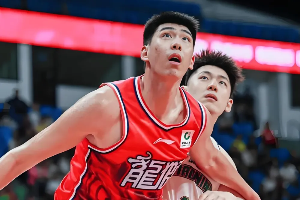 放弃G联赛！徐昕团队锁定新目标：去NCAA打球

徐昕的下一站，团队铁了心要选 NCAA，而不是发展联盟。广东和广州两家俱乐部已经就租借解除谈妥，一致支持他出国打球。

去年夏天，广东把这位高中锋租借到广州，四年长约还带了回购条款。上赛季徐昕在广州打出名堂，拿下常规赛"最具进步球员"，还带队杀进季后