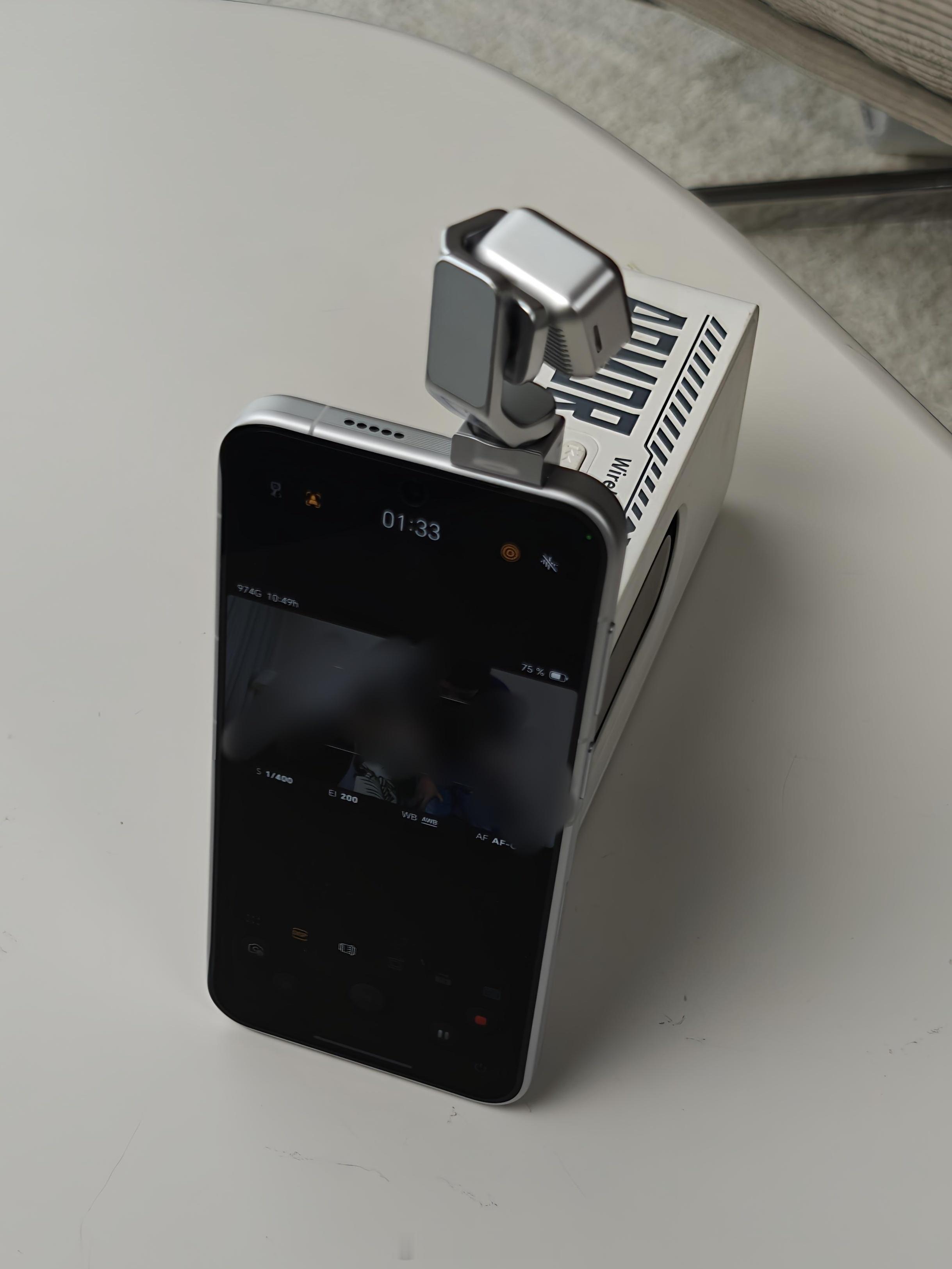 可能是平常pocket用习惯了，从没出现过热卡死的情况，所以robot phone发布之前我光注意他的数值以及好奇追踪对焦灵不灵敏了。

今天上手跟朋友把玩了一下，不带壳给我烫麻了[允悲]唉，现在手机过热是通病，再加个云台发烫确实也是正常现象。

但是这还是在空调房里，也没带壳捂它，就已经过热喊不出YOY ​