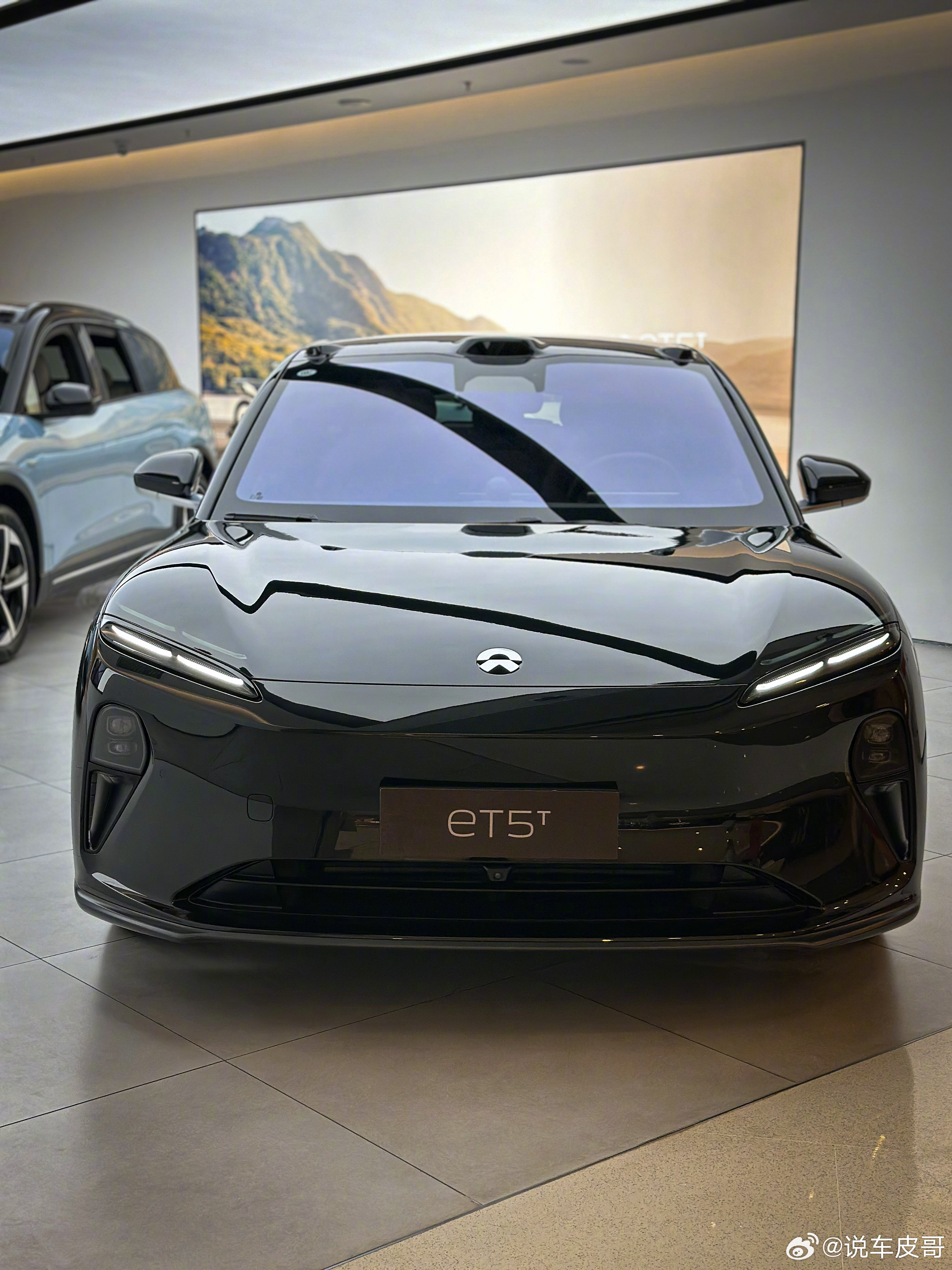 蔚来ET5T，一台纯电旅行车，也就是大家常说的"瓦罐"，颜值和实用性兼顾，2026款29.8万起。造型是旅行车最讨喜的地方，车顶线条一直延伸到车尾，后备箱开口大、容积有597升，放倒后排能装到1300多升，露营装备、滑雪板随便塞，比轿车能装得多，带娃出行也顺手。动力全系双电机四驱，零百4秒，开起来又快又稳。2026款标配100kWh大电池，续航710公里，日常通勤绰绰有余；最香的是蔚来的换电体系，长途跑高速不用干等充电，几分钟换块电池继续走，补能焦虑直接减半。购车还有BaaS电池租用方案，车价直接降到20.7万，电池月租980元，门槛低了不少。想买一台好看、能装、补能不愁的纯电车，ET5T很值得去店里看看。