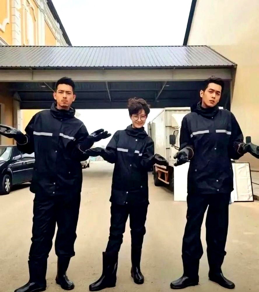 当年穷得叮当响的《法医秦明》，竟然凑齐了后来最贵的三个演员。

先抛开张若昀、李现、焦俊艳现在的名气不谈。当年这戏能立住，全靠角色分工扎实：张若昀抓专业感，李现负责跑腿审讯，焦俊艳也没被拍成负责卖萌的挂件。三个人往那一站，戏里的搭档味就出来了。

为角色做准备、为几个镜头搭场景的功夫，观众隔着屏幕都