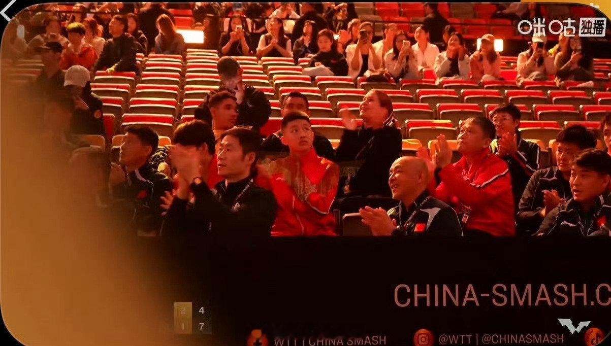 #王皓王楚钦观战温瑞博莫雷高德比赛#乒协领导、国乒教练组、正副队长、队员都到场了，显得很团结，但是亚运会新科三冠王林诗栋去哪儿了？ ​