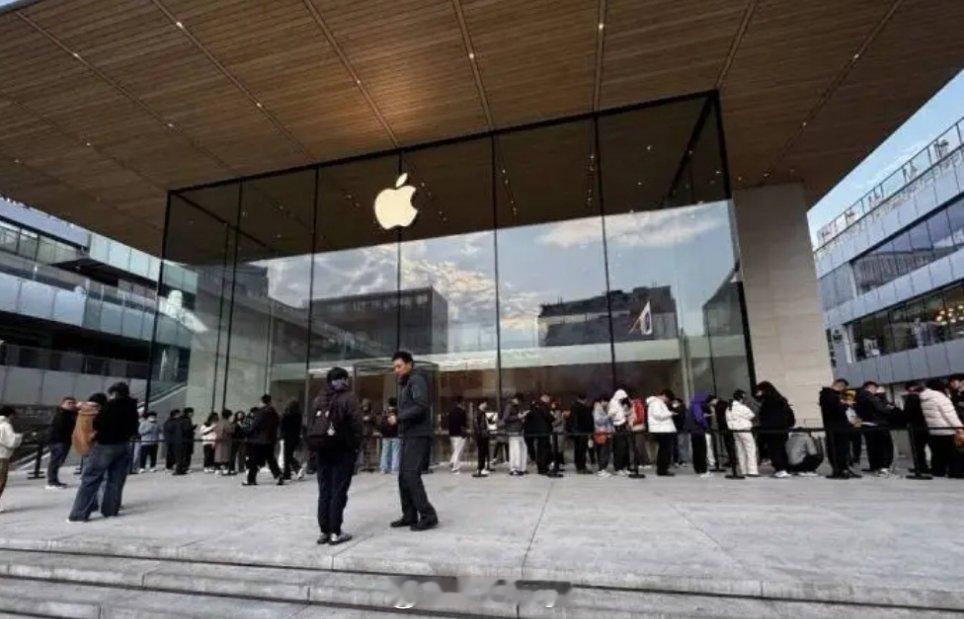 #iPhoneDuo首发遇冷#没有连夜排队，多数门店冷冷清清，只有预约用户少量到场，和去年iPhone18 Pro Max首发人山人海形成巨大反差。
 
黄牛行情直接崩盘，之前预售炒得热火朝天，现在512G只加价一千多，不少贩子直接停止收货，生怕砸在手里。
 
冷静想想热度回落一点不奇怪：15999元起步价本身就是小众机 ​