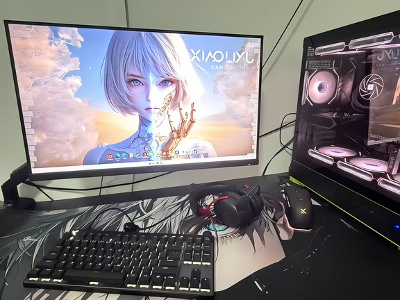 显卡：影驰5060ti 魔刃 oc 8g
内存条：金百达黑刃灯条 6000 c36 国产颗粒 16✖️2
cpu：AMD 锐龙 R7 9700x
固态：雷神TR7000 1t
水冷：利民 ae360 V2 黑
电源：爱国者AX750w 全模组/金牌
主板：微星B650m MORTAR WIFI
风扇：棱镜6pro 6反4正
机箱：爱国者星璨岚SE海景房黑绿色
显示器支架：戟创M-1
显示器：AOC 27寸 320HZ超频HDR400 Q27G11SE
鼠标：迈从K7 UItra黑金 磁吸无线充
键盘：迈从Mix87 超竞板 黑色 泰山磁轴
耳机：迈从V9pro 黑红 四模连接
6月刚买 几乎全新 急出！！！
邮寄先给钱在快递！！！