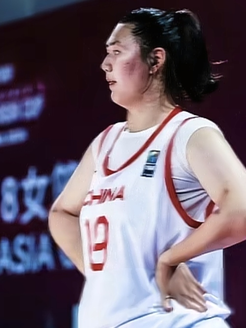 昨晚中国女篮61:90惨败法国女篮无缘四强，输球理所当然，但是看直播很憋屈啊！主教练宫鲁鸣第四节上双塔练兵，结果被法国队打爆，张子宇单节4次失误，还有两次犯规，全场合计7次失误，得到7分8篮板，正负值为-25，法国队专门绕前包夹，张子宇接球容易被切，出球无力容易被断，被法国队连连快攻得分，现场惨不忍