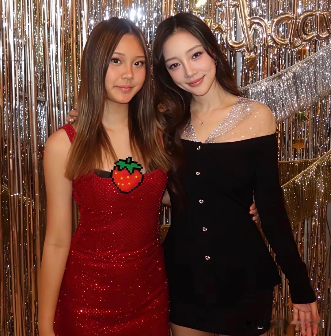 甜馨生日派对换上第二套红色吊带亮片裙，一黑一红搭着，看着比年纪老成，倒像二十四岁会选的审美。贾乃亮跟前妻始终留着一拳距离，哪怕女儿在中间也没凑近，两人明显是为了哄闺女开心才凑到一块，早没当年那股子亲昵劲儿了。 ​