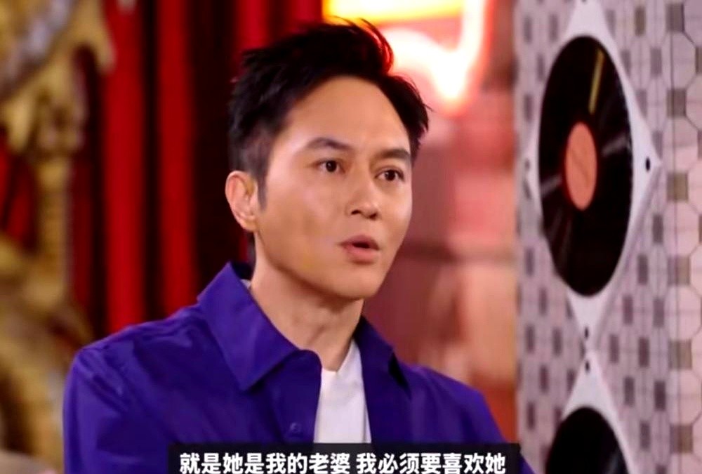 1992年片场初遇，袁咏仪第一眼只觉得张智霖笨，转头两人就在演唱会上牵了手，2001年偷偷领证，连婚纱照都没拍。

相伴27年，真人秀里听到老婆要买限量款，张智霖满脸写着生无可恋，吐槽买包像零和博弈，转头到了纪念日，送出的永远是最难抢的那一只。

每次吵架先低头的都是他。理由特简单：赢了架输了人没意