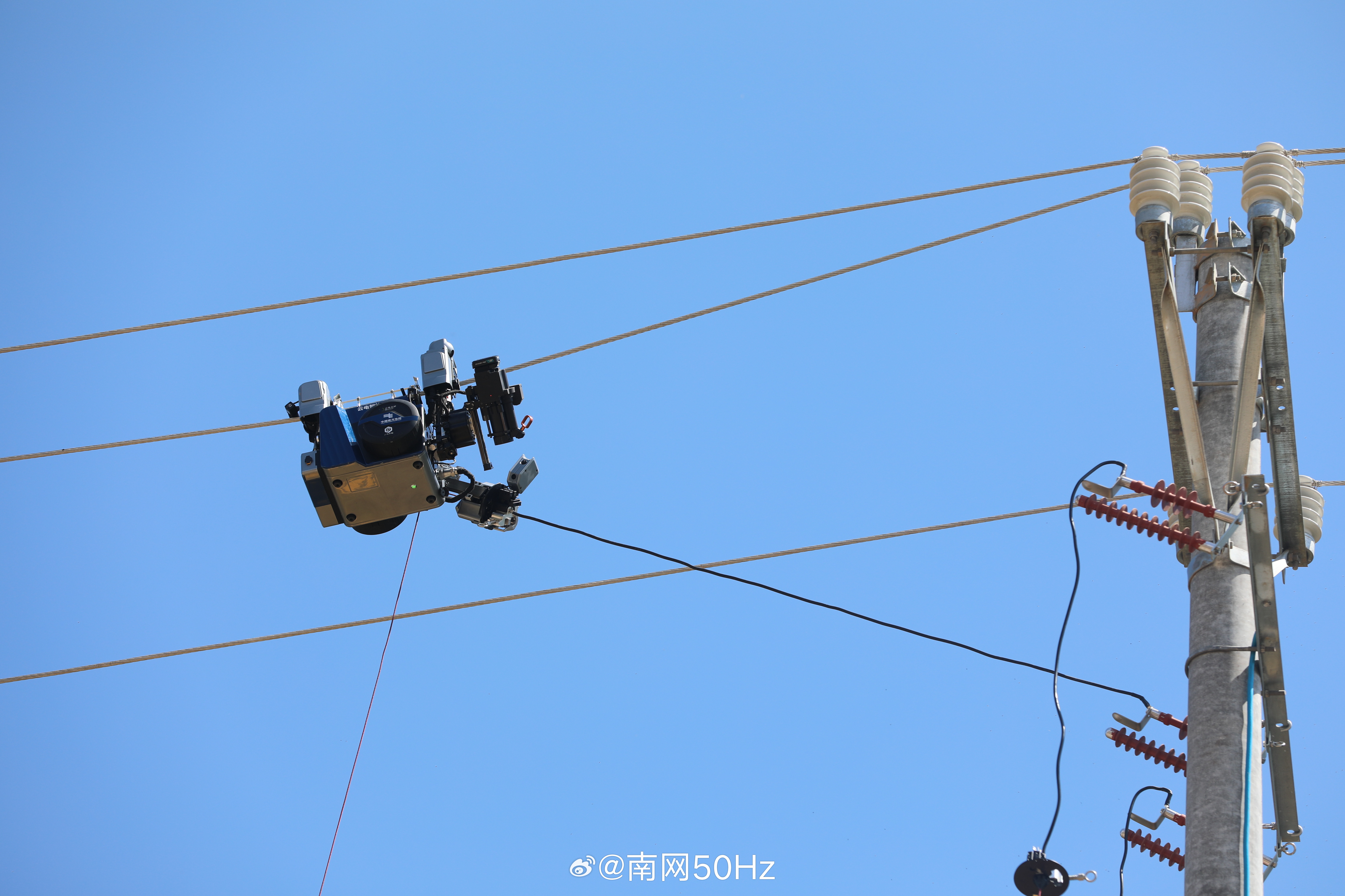 【科技赋能 解锁带电作业新模式】近日，南方电网云南楚雄元谋供电局首次启用带电作业机器人对10千伏华竹线开展带电搭火作业。作业人员在地面通过终端远程操控，依靠机器人AI视觉识别、多自由度机械臂完成线路操作，实现人与高压带电体零接触。相比传统高空人工作业，有效规避触电、坠落风险，作业全程 ​
