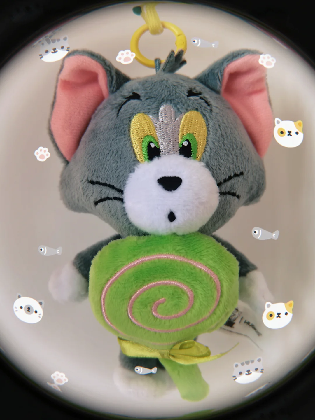 被这只拿棒棒糖的汤姆可爱到啦！