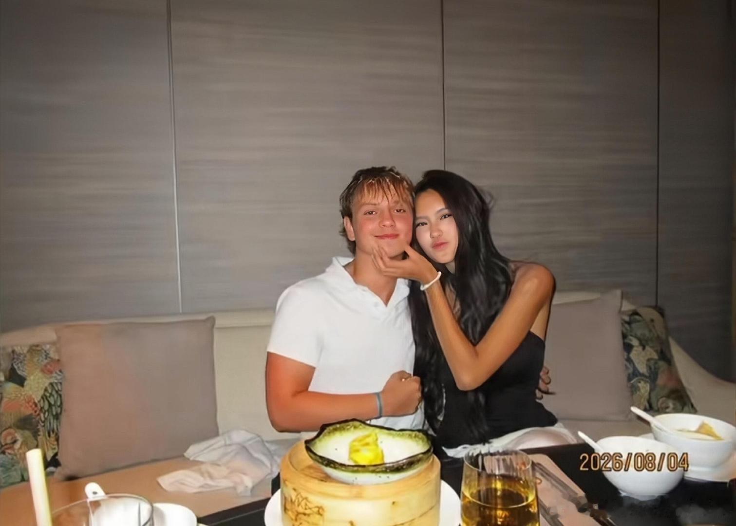 #钟丽缇女儿晒与男性朋友合照#看考拉晒的这波合照，两位男生颜值都在线，贴贴那几张感觉关系是真铁。#钟丽缇女儿考拉和男性朋友贴贴# ​