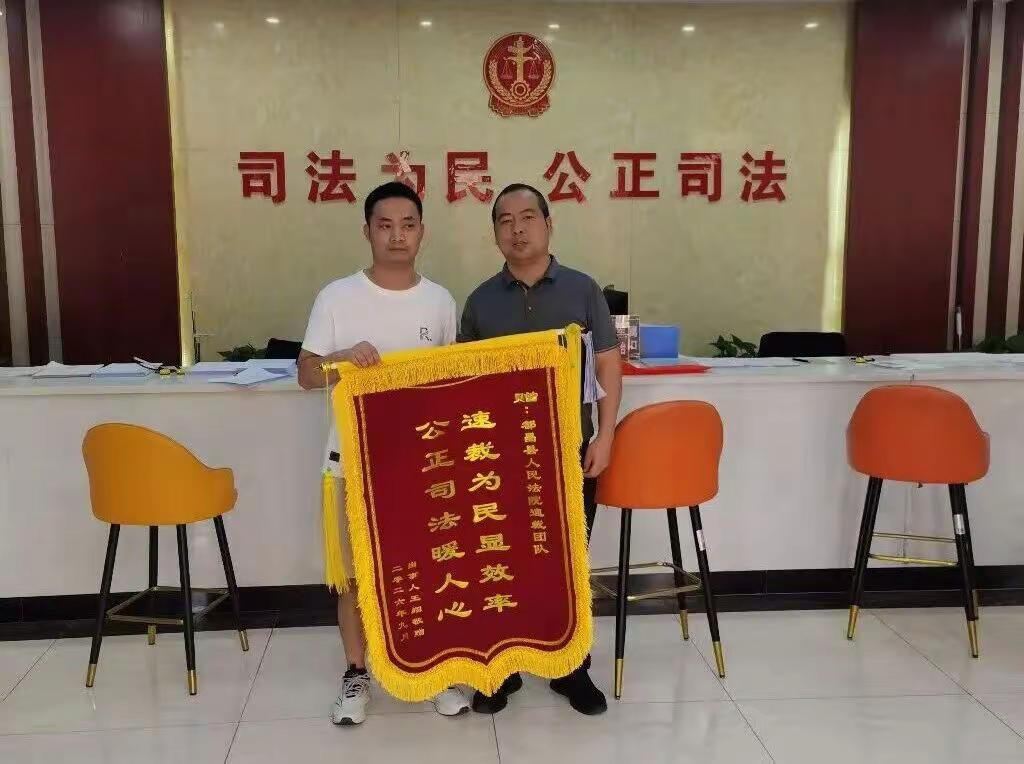都昌法院靠一个微信号，帮人追回2500元欠款。原告王某借给朋友郝某2500元。结果对方跑路失联，电话停机还拉黑微信。王某起诉后，法官也联系不上被告。按规矩只能公告送达，光公告费就得几百块。王某觉得不划算，差点撤诉。但法官没放弃。他顺着线索加回了郝某的微信。法官把话挑明了：躲着不出庭，法院也能缺席判决