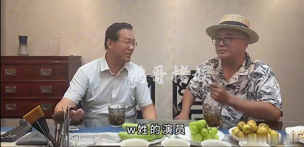 #P姓男歌手疑似是朴树#
卓伟现在给人的感觉是越来越“流氓”了！
上一次含沙射影，故意留白让大家往周杰伦身上猜，
这一次又是同样的套路，上议论往朴树身上引！
这几次，他都是故意抛出八卦绯闻的关键词，把线索撒向公众，引导网友自发去揣测、吃瓜、对号入座。他站在幕后置身事外，热度自己收下，流 ​