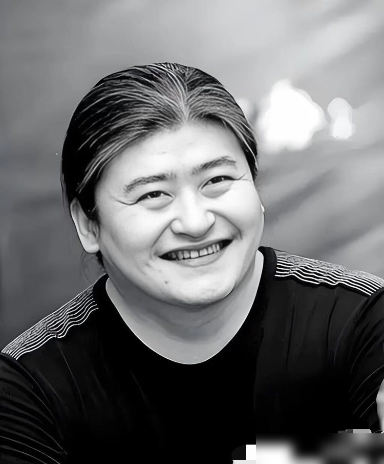 辟谣了无数次的刘欢病逝，这次竟然是真的。
9月26日官方发了讣告，63岁的刘欢在上海因病走了。
过去这几年，网上传过好几次他离世的假消息，每次都被官方硬气地怼回去。大家都以为这次也是造谣，结果等来的却是冰冷的实锤。
细看讣告，他的遗愿透着一股子倔强：丧事一切从简，不设灵堂，不办追悼会。连告别都