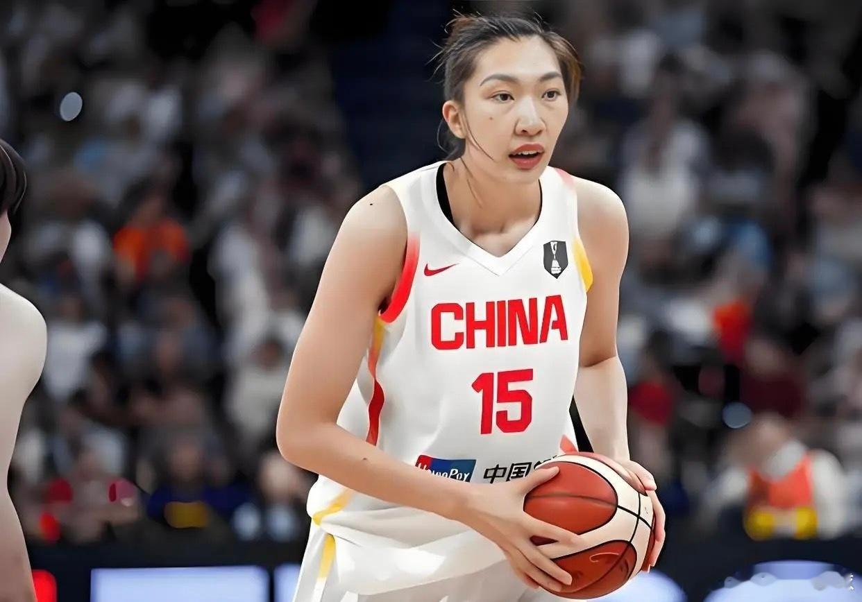 韩旭如果不在，这支中国女篮可能真的连八强都悬。这句话听起来有点夸张，但世界杯打到现在，恐怕已经不是危言耸听了。对美国，韩旭十一分十篮板；对捷克，二十二分十四篮板四助攻两抢断，硬是扛着中国女篮打进加时；对意大利，又是十九分十篮板。三场比赛，场场两双。更夸张的是，她现在打球给人的感觉 ​