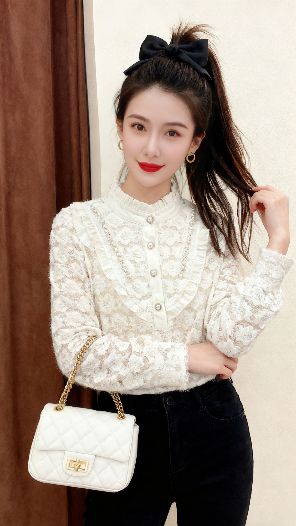 这件蕾丝衫太戳我啦！温柔奶白配精致花边，自带优雅氛围~搭小黑裤日常又好...