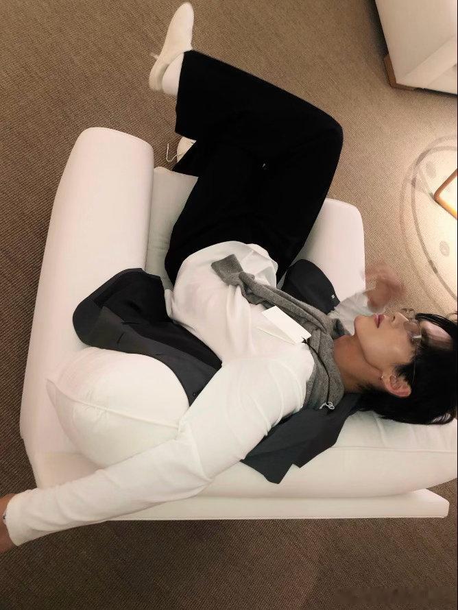 #何与[超话]# 🦈#温俊用iphone给何与拍出72张神图# 

一眼心动的高光瞬间，入坑何与之后才发现，他不止有亮眼颜值，扎实演技才是长久吸引人的底气。

​ ​