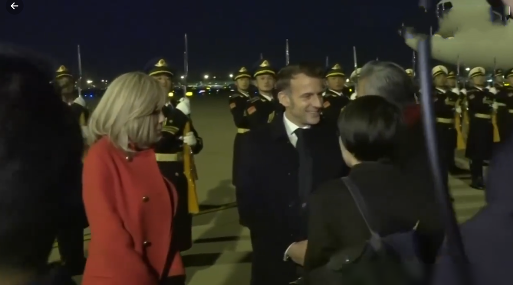 谁再说老夫老妻没浪漫？马克龙直接给了个教科书式答案！
 48岁马克龙带...