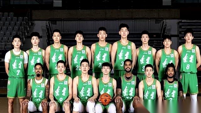 聊辽宁男篮的阵容短板，三号位永远是一块揭不开的硬疤。
从郑永刚、岳鹏飞到边强，一连几代主力拉出来排成一排，硬是找不出一个过了一米九的身影。当年郭士强指导被逼得没办法摆出三后卫，碰上对方两米零几的锋线，人家侧身沉肩往里一坐，一下、两下，生生把后卫从三分线硬推进油漆区，然后在头顶上轻松把球放进篮筐，辽宁