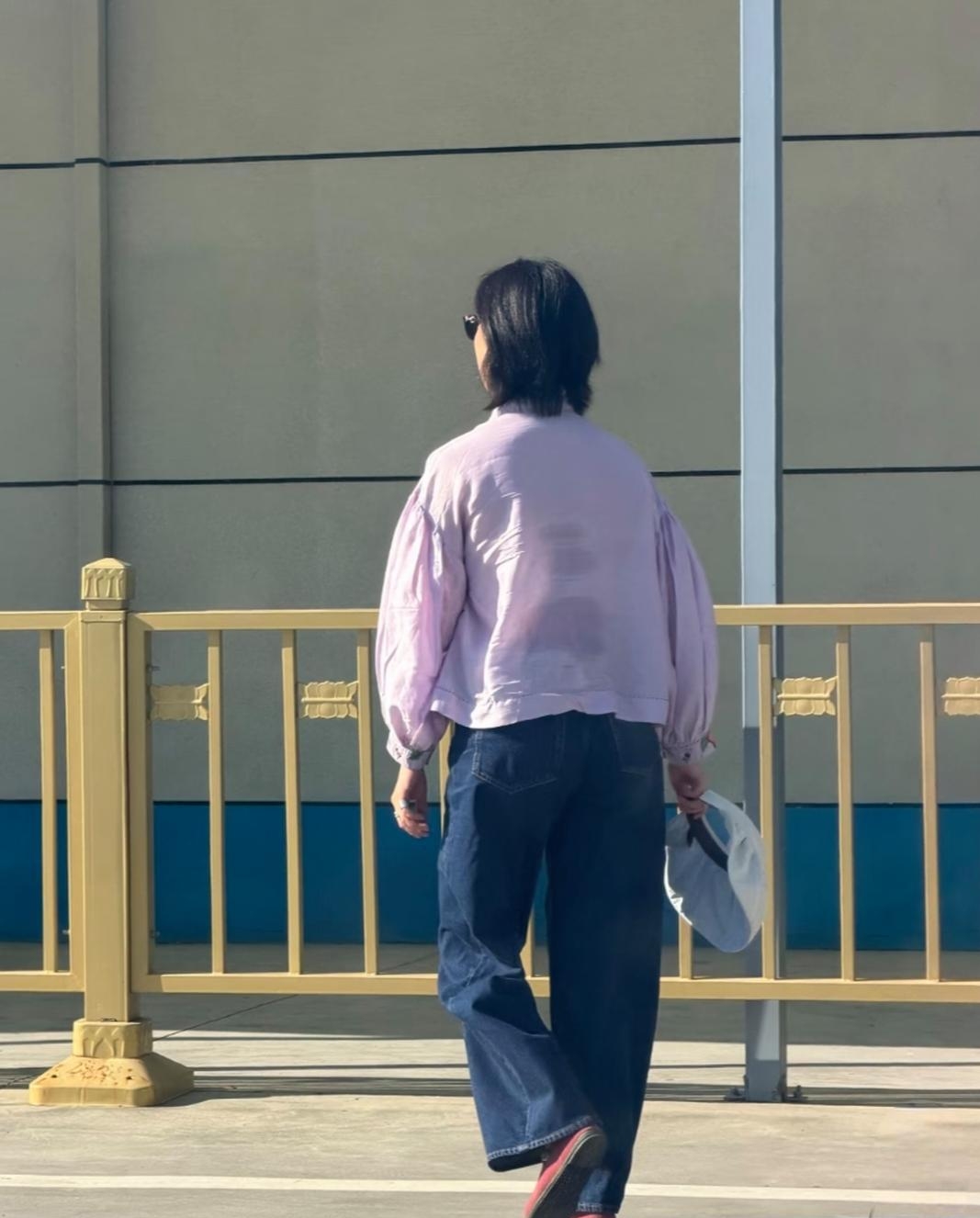 网友在北京的练车场偶遇演员倪妮，她正在参加驾照考试。
 
38岁的倪妮一身简单低调的休闲装，留着干练短发，身形很瘦。没有华丽妆造，没有随行大批工作人员，就和我们普通学车人一样，老老实实排队等候。