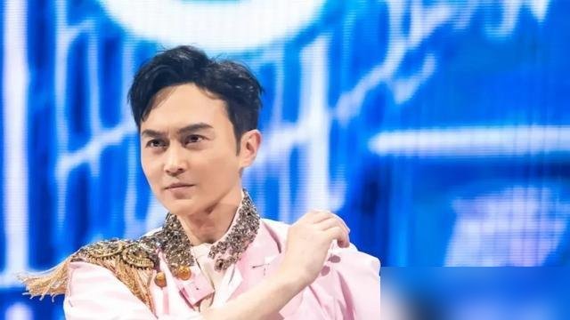 张智霖当众“告状”，说袁咏仪给他收拾行李，塞了件小码夹克，穿不进去。全场笑翻。
袁咏仪站旁边，嘴张了张，没反驳。张智霖立马话锋一转，说不计较了，伸手把人搂过来。一个敢说，一个敢认。
再看袁咏仪近况，50多岁不买包了，晒自拍露的是家里大白墙、几幅画。张智霖转头去演《璀璨之城》反派，10月12号上。