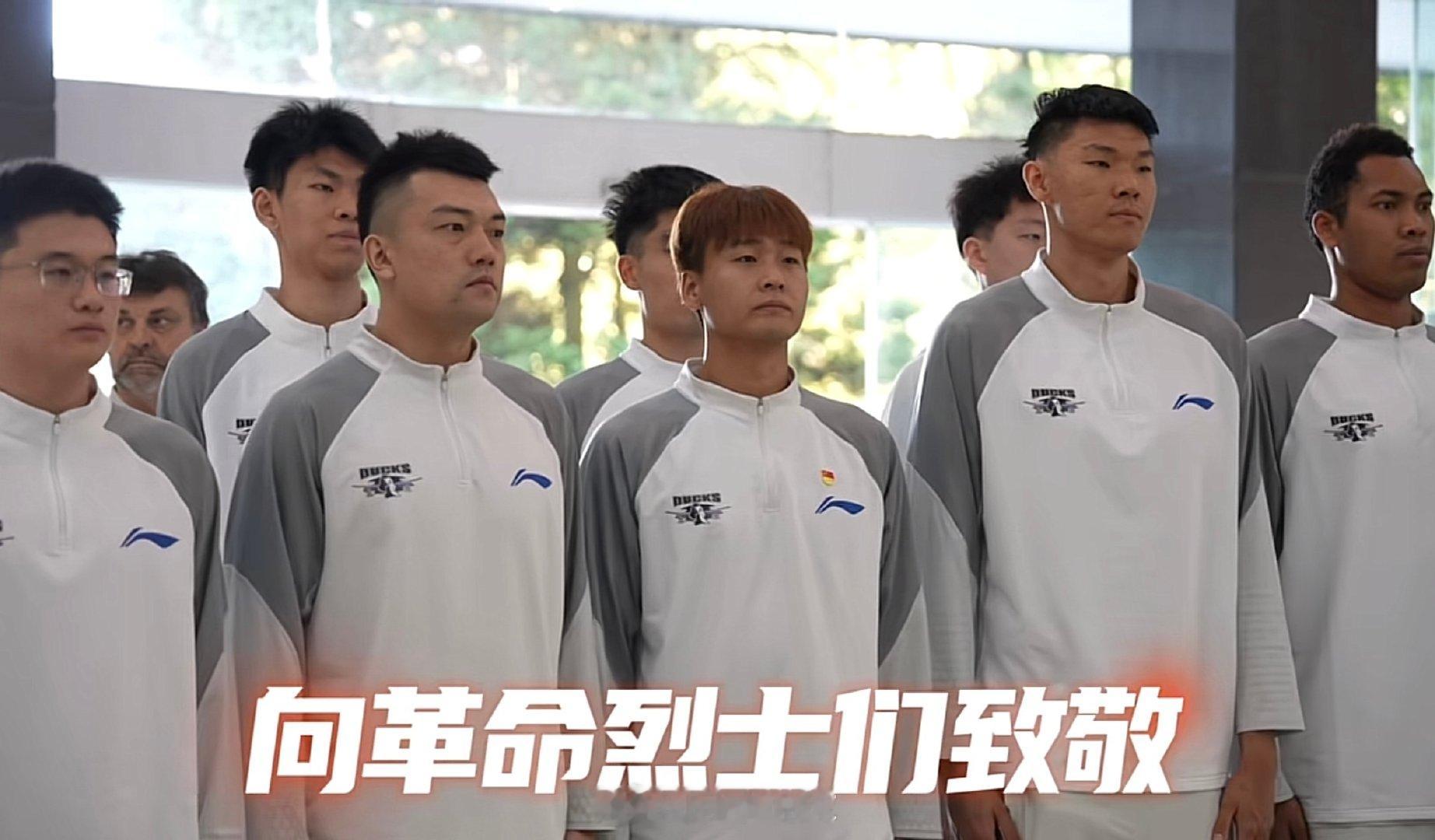 北京男篮在江西吉安参加CBA季前赛，球队去了井冈山革命根据地，缅怀革命先烈。

#北京男篮##cba季前赛##阿才说球##CBA[超话]##北京首钢[超话]# ​