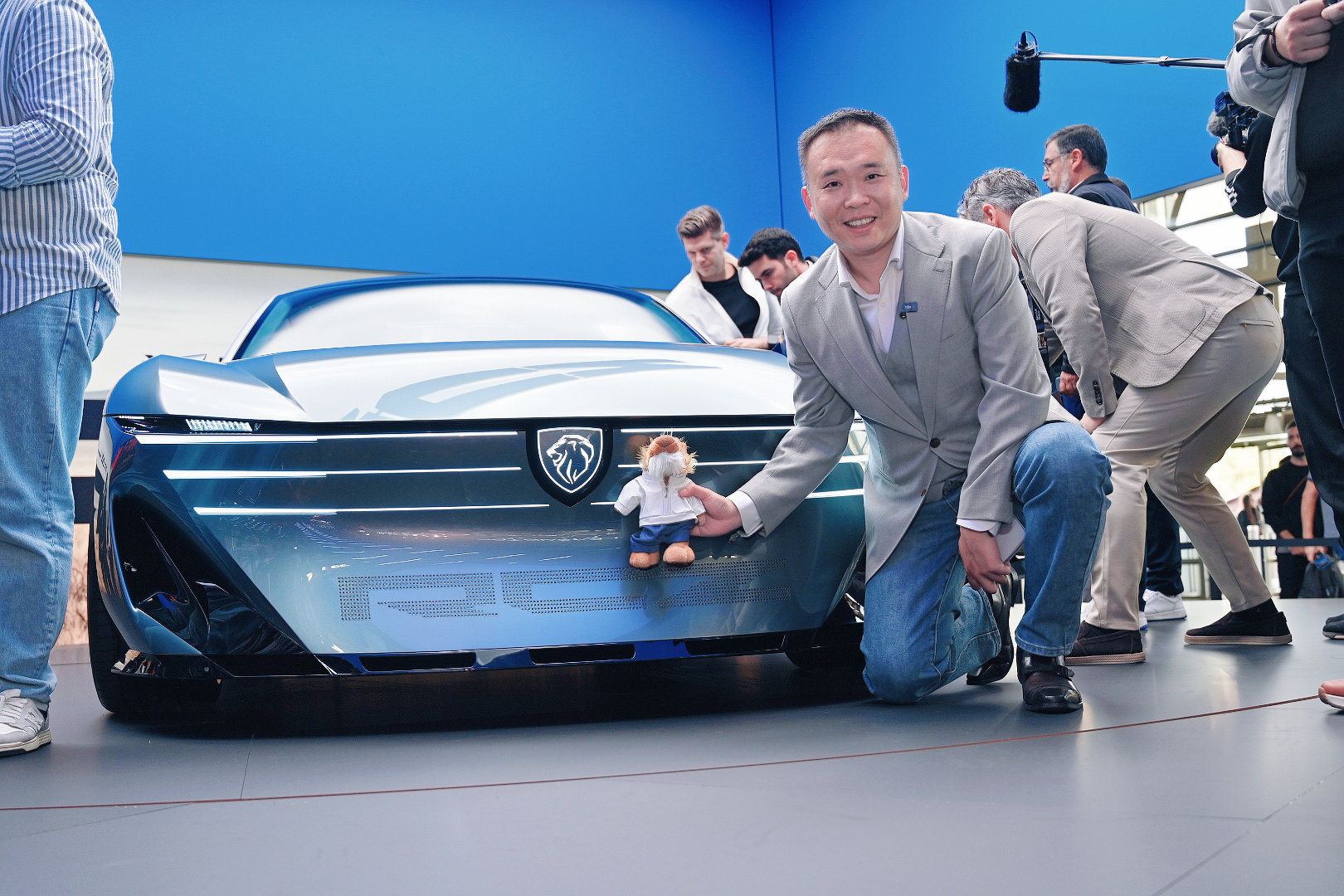 特斯拉Roadster"会飞"——这个咱真不会。。。[允悲]标致不玩飞行概念，玩的是100年勒芒赛道基因：905 Evo 1B全场冠军、205 T16击败奥迪Quattro。赛道是标致的"另一座工厂"，锻造的不是奖杯，是手感。 #东风标致##神龙科技##2026巴黎车展# ​