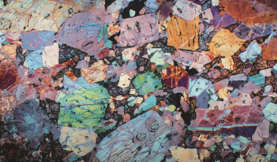 欣赏陨石内部的彩色世界