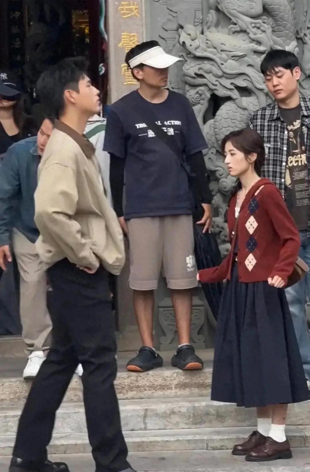 陈飞宇、张子枫正在泉州拍摄新剧《河清海晏》，路人随手拍下的生图刷屏了。

没有精修滤镜，陈飞宇身形挺拔，少年感十足；张子枫一改往日短发模样，留起长发，清冷又沉静。两个人往片场一站，氛围感直接拉满，难怪不少网友直呼这组合太养眼。

两位都是踏实演戏的年轻演员，不靠炒作博眼球，默默扎根剧组打磨角色。一张