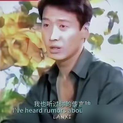 蔡康永问黎明：你老不笑，是怕露牙吧？黎明眼皮都没抬，回了一句“听说你只吃鸡肉，不吃鸭肉，又是为什么”。蔡康永当场卡壳。这是1999年的画面，最近又被翻出来了。评论区全在刷“黎明是懂阴阳的”。
不吃鸭肉是个人选择，不爱笑就是牙齿有问题？黎明的逻辑其实很硬：别拿你的好奇，包装成冒犯。
今年3月，59