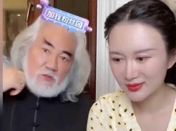 75岁的张纪中坐在直播间，44岁的妻子杜星霖对着几万人宣布备孕第五胎，要生“龙太子”。张纪中低头，只挤出一句“叫龙子，不叫龙太子”。整场直播，他再没接一句生娃相关的话。
他拍过《天龙八部》《神雕侠侣》，内地武侠剧绕不开的制片人。现在75岁，主要活在直播间里。白胡子剃了，头发染黑了，坐在镜头前当背景板