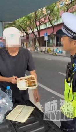 南昌22岁男子赌气离家谋生碰壁，20多小时没吃饭求助交警

江西南昌一名22岁男子，赌气离家外出打工，不料谋生不顺，身无分文二十多个小时没有吃饭，走投无路向交警求助。

执勤辅警了解情况后，把自己的工作餐分给了他，暖心安慰：“如果明天还吃不上饭，随时可再来。”

一顿热饭，一句包容的话，温暖了落魄的