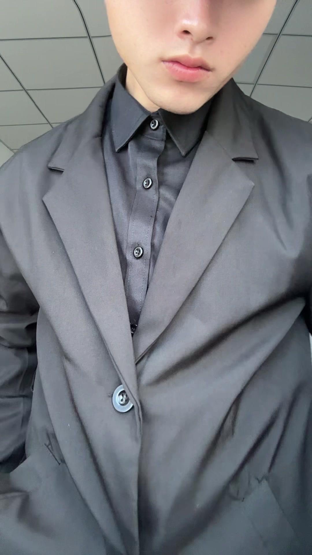 黑色系穿搭，高级感拿捏了！最近偏爱黑色系穿搭，简单利落又显瘦。一件黑色...