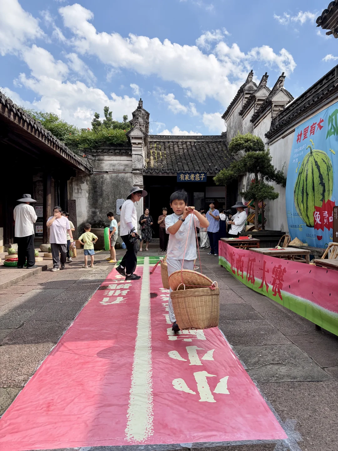 宁波暑假遛娃，十七房当村民吃西瓜🍉