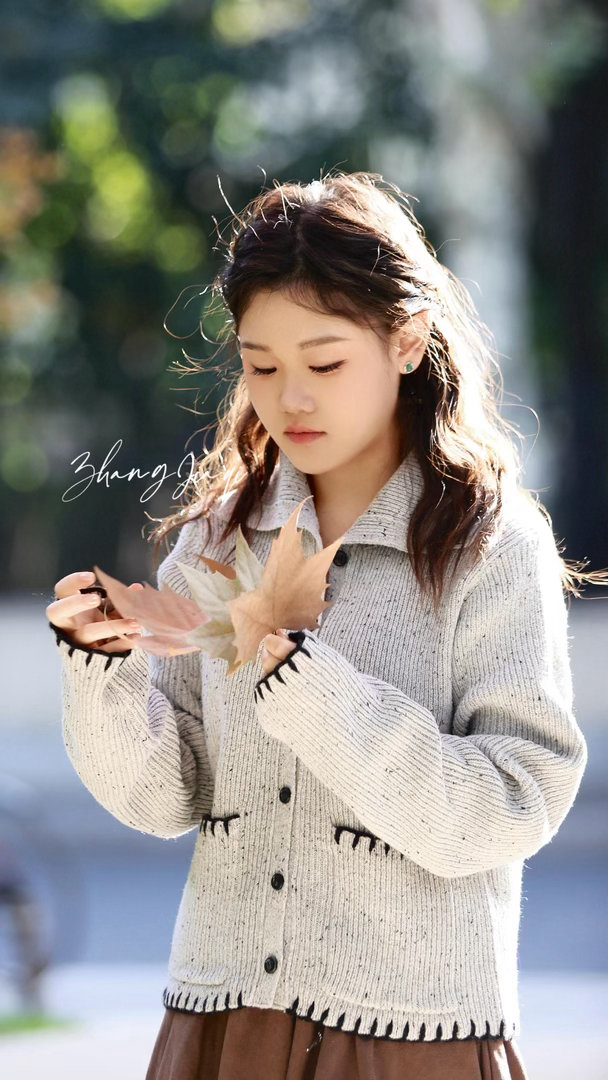 #张家齐替妈妈向路人道歉#节目里张家齐分享母女之间的相处故事，是属于她成长过程里真实的人生片段 ​