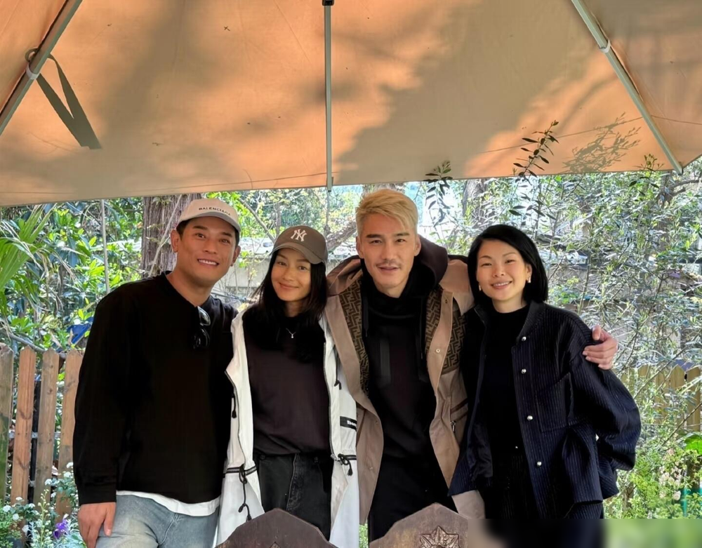 吕燕跟胡兵坐一块儿，我第一眼没认出来。记忆里那个塌鼻梁小眼睛的姑娘，现在眼角眉梢全是钩子，比当年同台的瞿颖、马艳丽还抓人。网友扒出三人私下聚会照，胡兵还是那个胡兵，吕燕已经不是那个吕燕。当年说她是最丑超模的人，现在都闭嘴了。这女人不整容不辩解，埋头搞自己的品牌，一场秀一场秀地走。时间这玩意儿真有意思