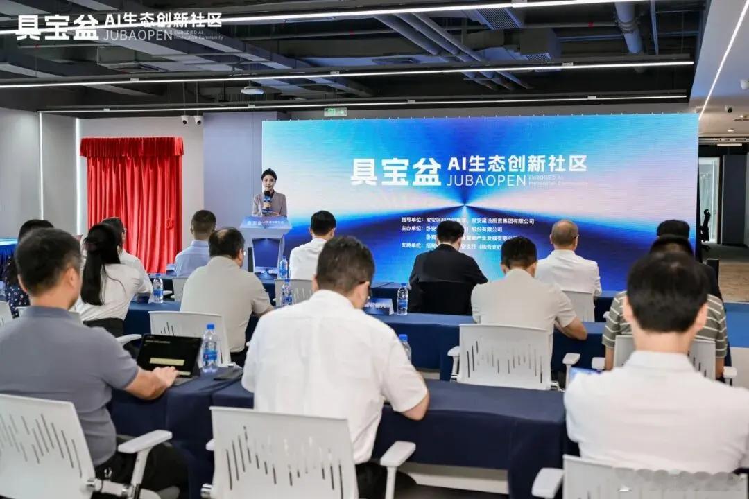 【从“做出来”到“能干活”！宝安这座“港”跑通具身智能下半场】
各类机器人分布在床铺边、货架旁：一台机器人反复拿起、放下一个水瓶；隔壁工位，另一台在把散落的衣物收进衣篓。每一次抓取、放置，都在生成一组数据：轨迹、力度、成功率……这些跑出来的数据，被回传、清洗、标注，变成下一轮模型 ​