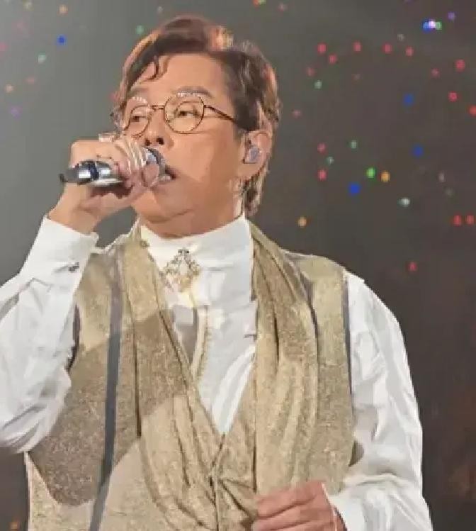 76岁谭咏麟红馆连唱十场爆瘦17磅哭别舞台，中秋却被拍到独自吃饭，儿子定居加拿大不回国，十亿身家换不来一顿团圆饭，钱再多有什么用
9月25日中秋节，铜锣湾一家日料店。76岁的谭咏麟穿着绿色上衣，戴一顶红色帽子，一个人坐在角落安安静静地吃东西。没有助理，没有保镖，没有家人
而就在两天前，他还在红馆四面