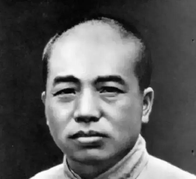 1974年，彭德怀去世时，临终想见朱德，他一次一次地向看守请求，可谁也不告诉朱德，后来朱德知道后大声痛哭：&34;你们为啥子不让我去看彭老总！&34;
朱德没吃晚饭。他坐在昏暗的灯下，拐杖斜靠着腿。白天摔碎的茶杯碴子还在墙角，没人敢去扫。
他想不通的只有一件事：彭老总最后那些话，究竟想对他说什么。
第二天一早，