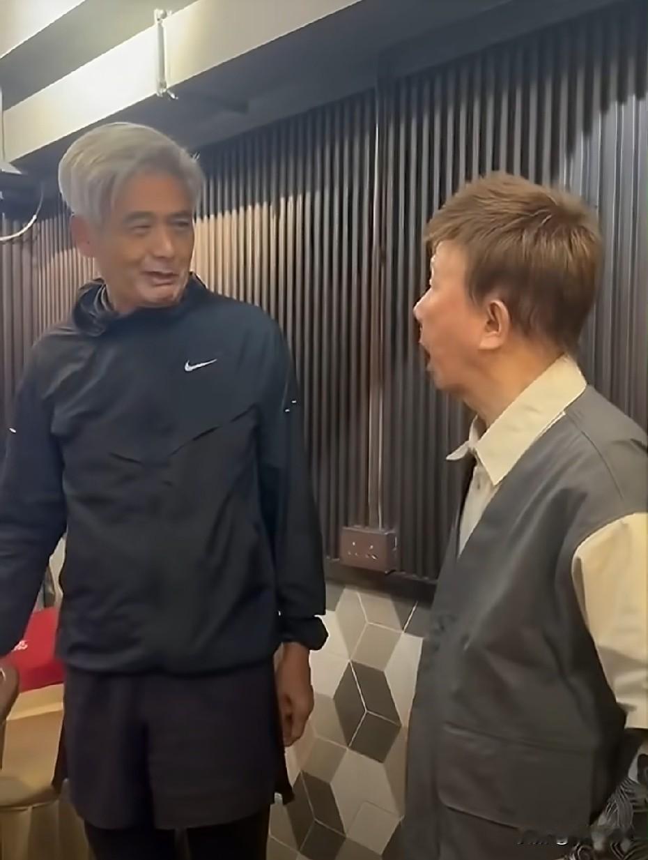 偶遇周润发，一头白发格外显眼。
岁月不饶人，曾经意气风发的发哥，如今也慢慢老去了。