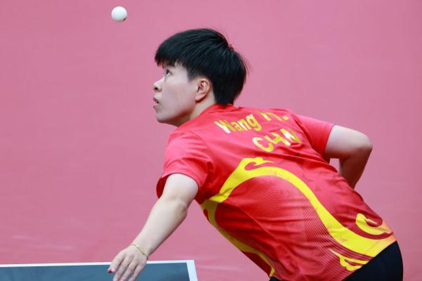 邓亚萍说：不少国人很难接受国乒输给日本队。
 
很多人听到这句话，第一反应就是共情。乒乓球是咱们的国球，承载了几代人的记忆。长久以来国乒战绩辉煌，在大众心里，国乒就是“常胜之师”。所以每当中日两队交手，大家的期待值自然拉满，一旦失利，心里落差会特别大。
 
但竞技体育，从来没有永远的赢家。赛场之上，