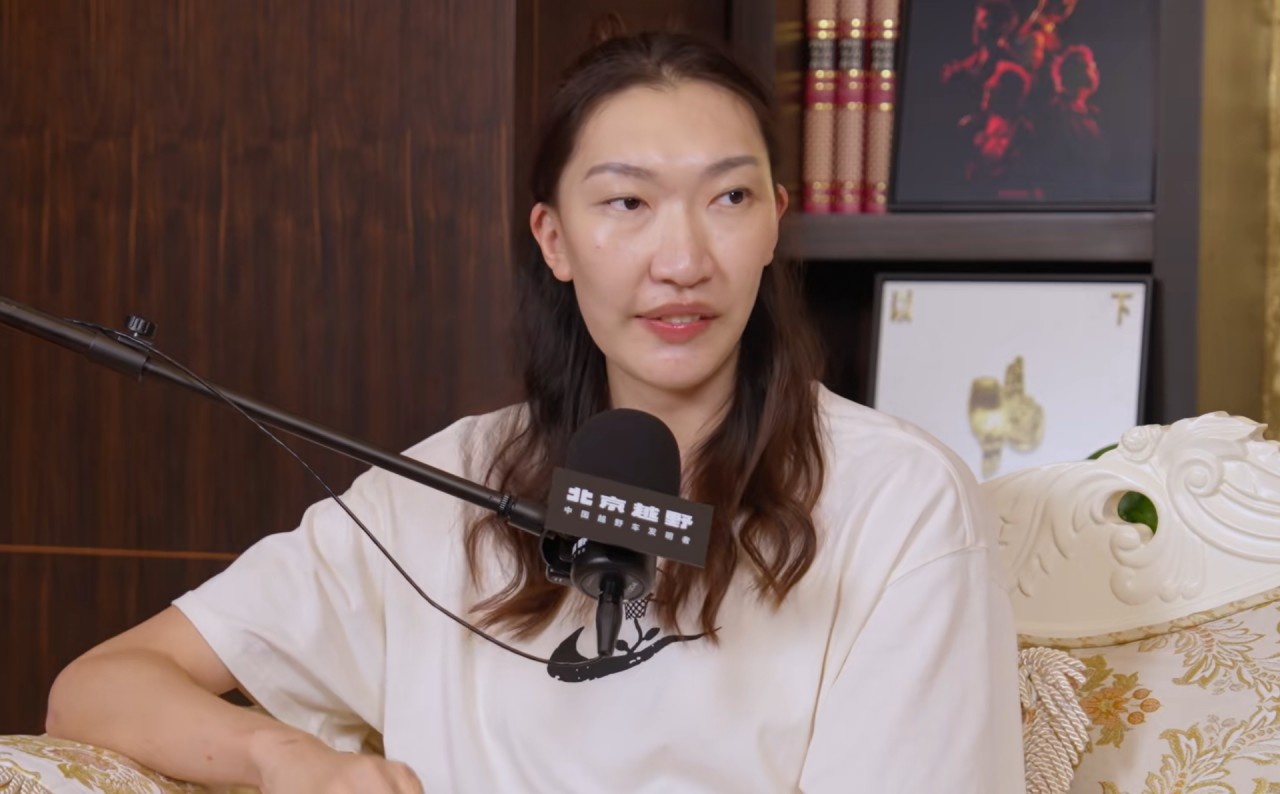 中国女篮核心韩旭亲手撕掉了留洋光环的最后遮羞布！

10 月 26 日她在赵探长访谈中公开承认，在 WNBA 从绝对王牌沦为饮水机看守员的落差，险些击垮职业运动员的心理防线。
 
这是女篮现役第一中锋首次揭开海外残酷竞争的暗黑一面。
 
韩旭在WCBA是什么待遇，四川队围绕她建战术，球权管够，场均2