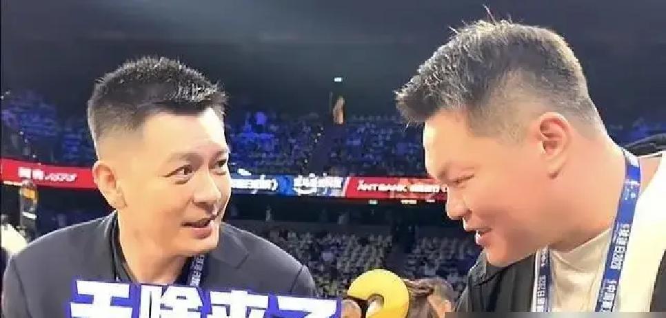 不在其位真就敢放飞自我，杨鸣现在坐到解说席上，嘴皮子利索得朱芳雨都快招架不住了。
俩人坐一块录节目，杨鸣冲着广东队的软肋直接下刀子，当面喊话朱总别犹豫，麻利点把莫兰德签下来，别真等到内线顶不住了再抓瞎。旁边人听得直冒汗，他倒好，转脸又把杜锋拉出来调侃了一通，弄得朱芳雨除了干笑，真是一点脾气没有。