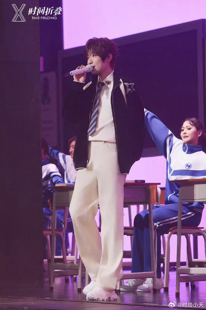 #不爱考试的看到徐良演唱会都哭了##徐良演唱会第一次大考来了#现场大合唱太震撼，台下观众跟着一起哼唱，属于一代人学生时代的共同记忆，在演唱会现场重逢。 ​