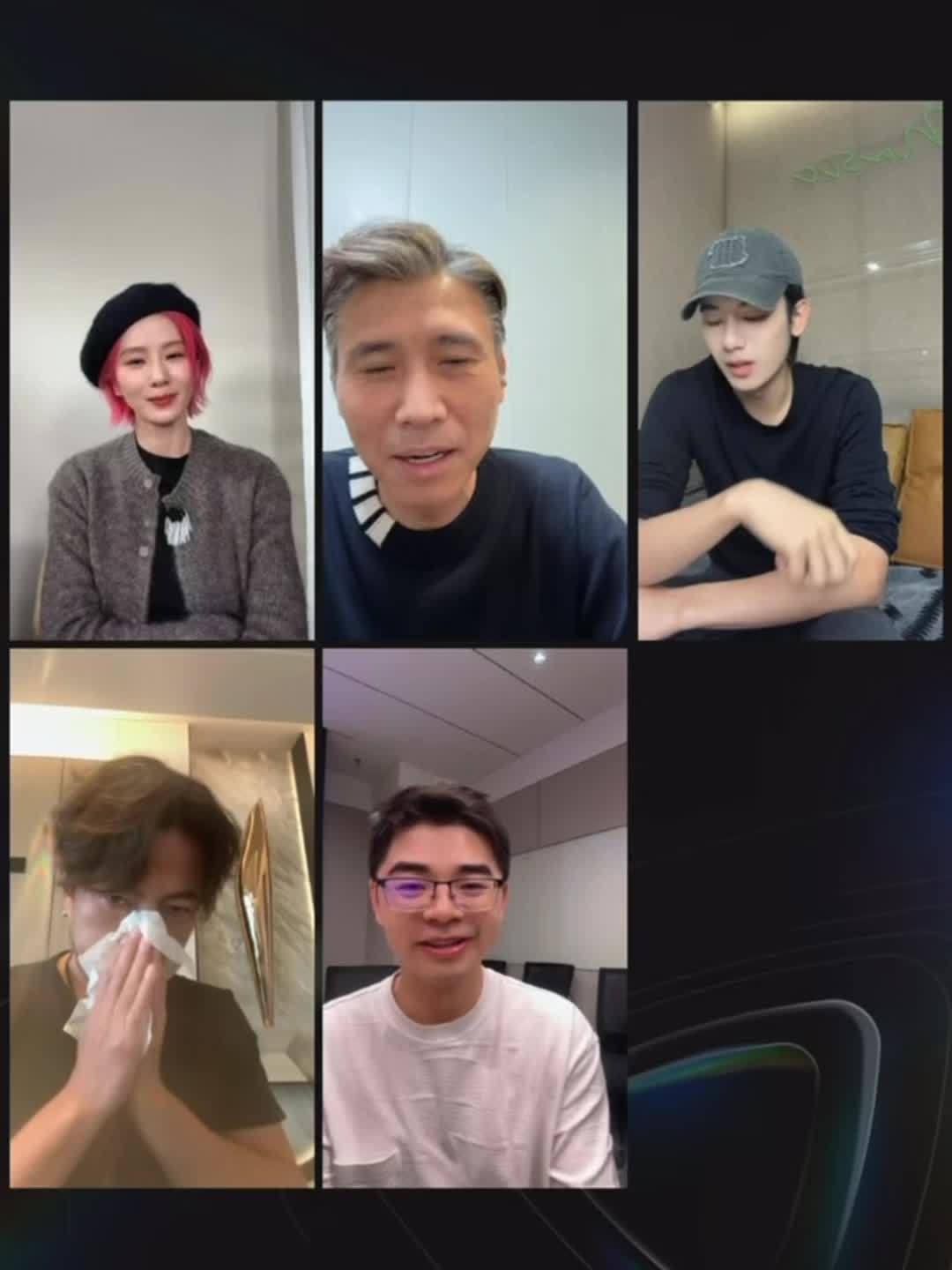 胡先煦去东北澡堂子搓澡，结果被认出来了，他自己说弄得怪不好意思的。李乃文那句“你搓澡你不会趴着呀”问得太损了，他回一句“那也不能只搓背面啊”，老实巴交的样子特别招人喜欢。明星进澡堂跟普通人没两样，能这么实在地把糗事讲出来，反倒让我觉得他挺没架子的。
#胡先煦搓澡让人认出来了# ​