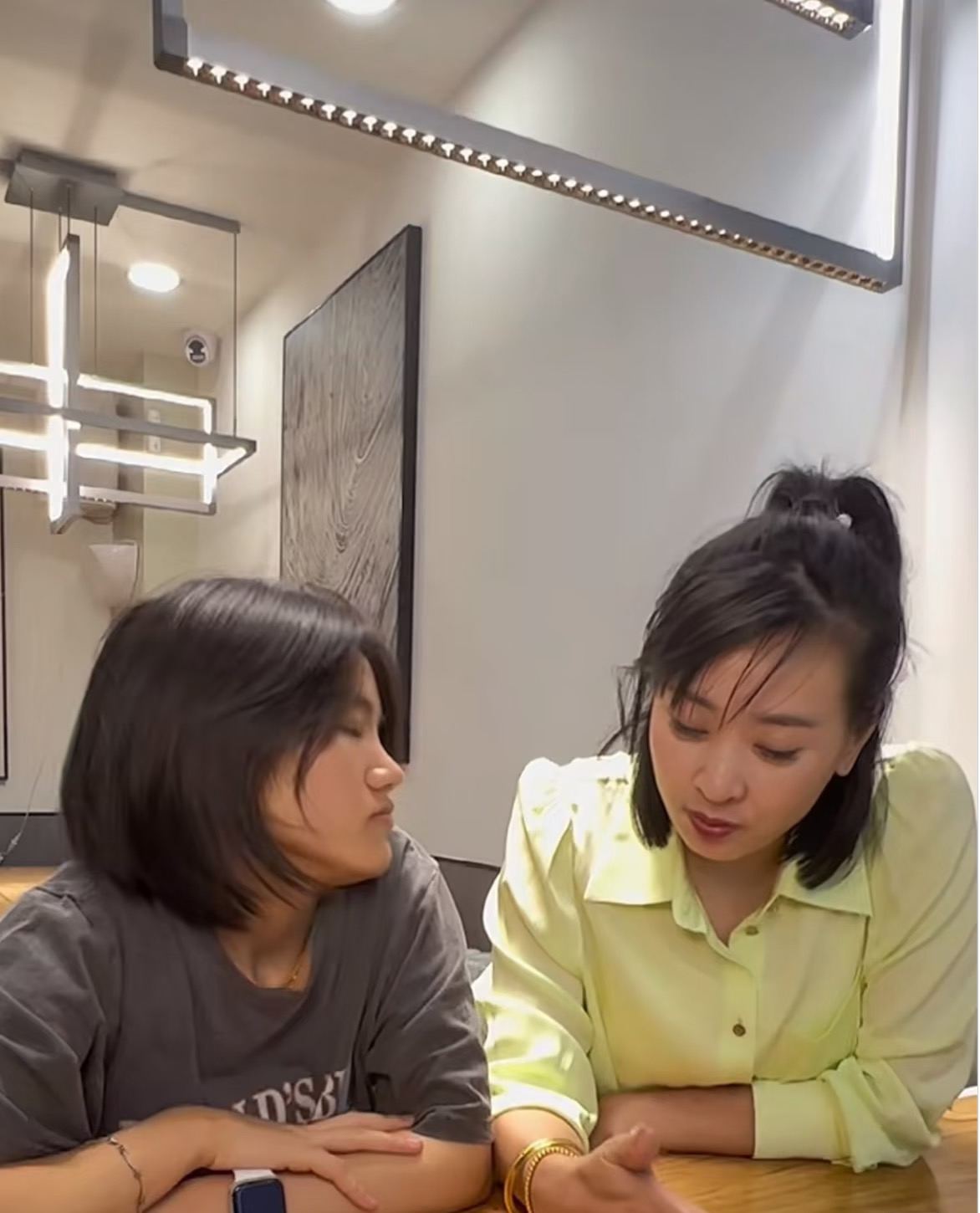 怀念早期晋妈和UU
当时真的感觉很有意思很有能量的视频，现在都是买奢侈品的vlog。甚至都开始不同框了？说是uu有男朋友了？
考古