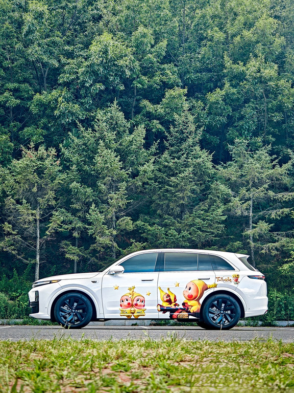 🚗向着山林出发，开启自在的山野自驾
🌿满目浓郁绿意，把烦恼都丢在路途中
☁️云朵漫过山头，山野氛围感扑面而来
✨穿行在山间公路，享受风掠过车窗的惬意
💚远离城市喧嚣，沉浸式拥抱大自然
📸沿途随手定格，记录路上治愈的风景
🌳奔赴山野，感受属于旅途独有的松弛感
#开车出去玩  #理想L7 