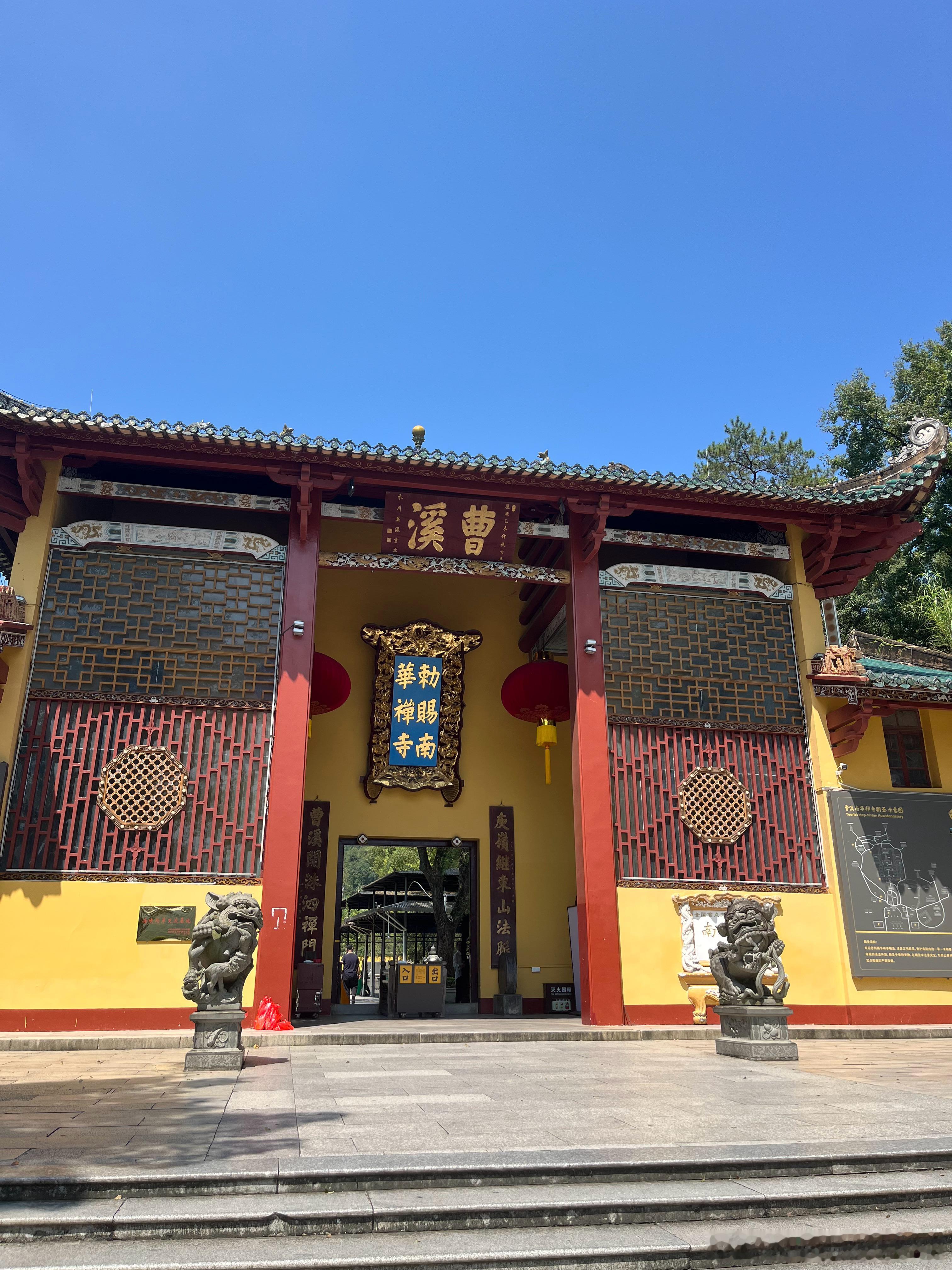 我们亲近什么，就能获得什么的能量。我们学佛、拜佛时，可以多亲近汉传佛教的四大菩萨：文殊、观音、普贤、地藏。四大菩萨对应大智、大悲、大行、大愿，四座名山（五台山、普陀山、峨眉山、九华山）各为道场。文殊菩萨，主智慧，手持慧剑斩断迷惑，帮人明事理、增定力，是智慧的指引。观世音菩萨，主慈悲，寻声救苦，心怀悲悯，善待世间一切众生。普贤菩萨，主实行，不尚空谈，把善心、智慧落实在一言一行，贵在坚持践行。地藏王菩萨，主愿力"地狱不空，誓不成佛"，重孝道、积善因，培植根本善根。四位菩萨不是向外求神明，而是象征人内心四种品格：头脑有智慧、心中存慈悲、做事肯实干、立身有愿力。