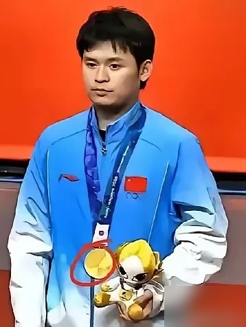 4-0横扫王楚钦，林诗栋站上领奖台却绷着脸，一点笑模样都没有。
不是不高兴，是真没劲儿了。男团、男单、男双、混双，四项全上，决赛前中午就累得撑膝盖喘。夺冠采访他原话：打了这么多天，消耗非常大。
最狠的是他赢了还替对手说话，头哥带着伤打三项，能扛到决赛不容易。
3金1银到手，张嘴就是每个项目都有