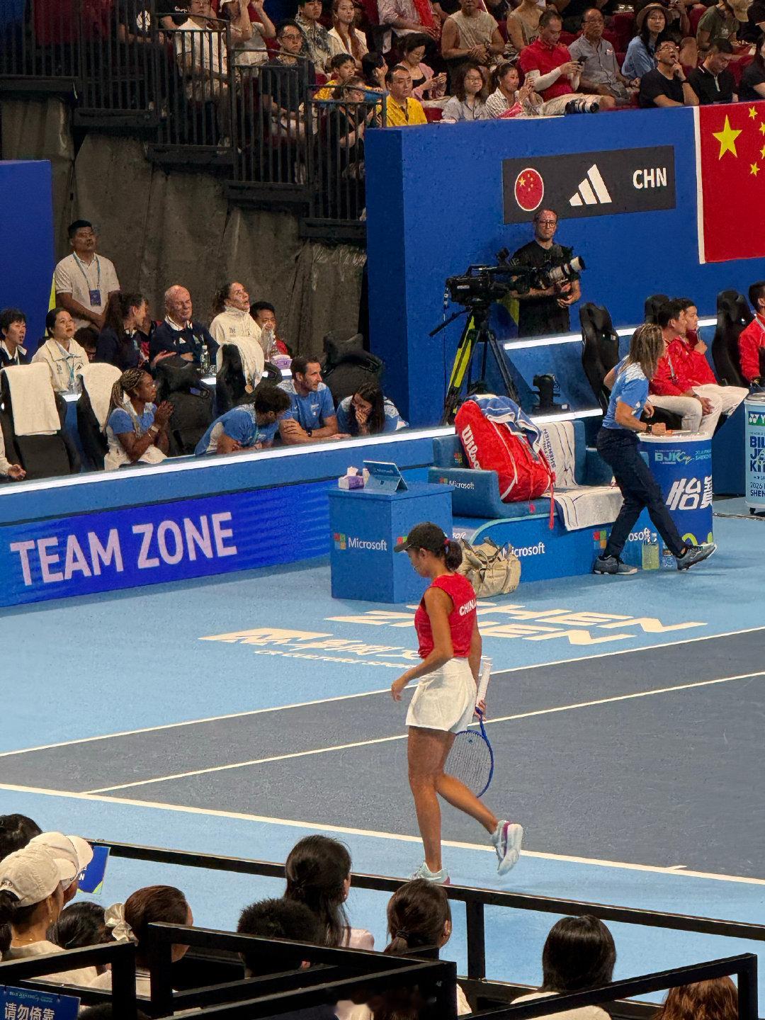郑钦文0比2输给鲍里妮了，有点遗憾 🎾
对手今天是真顶，发球正手全打穿了
输一场不丢人，回去复盘下一场接着来
网球是长线，不用一场定生死 #郑钦文0比2鲍里妮# ​