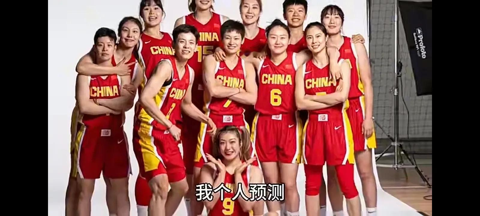 中国女篮最近的霸气合影太让人振奋！在云南高原集训的全家福里，两大中锋张...